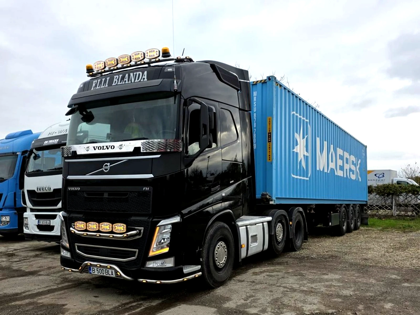 Camion Cargo Stelia cu container maritim în parc